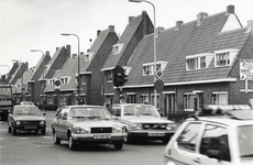 403691 Gezicht op de huizen aan de St. Josephlaan te Utrecht, met op de voorgrond het drukke autoverkeer.